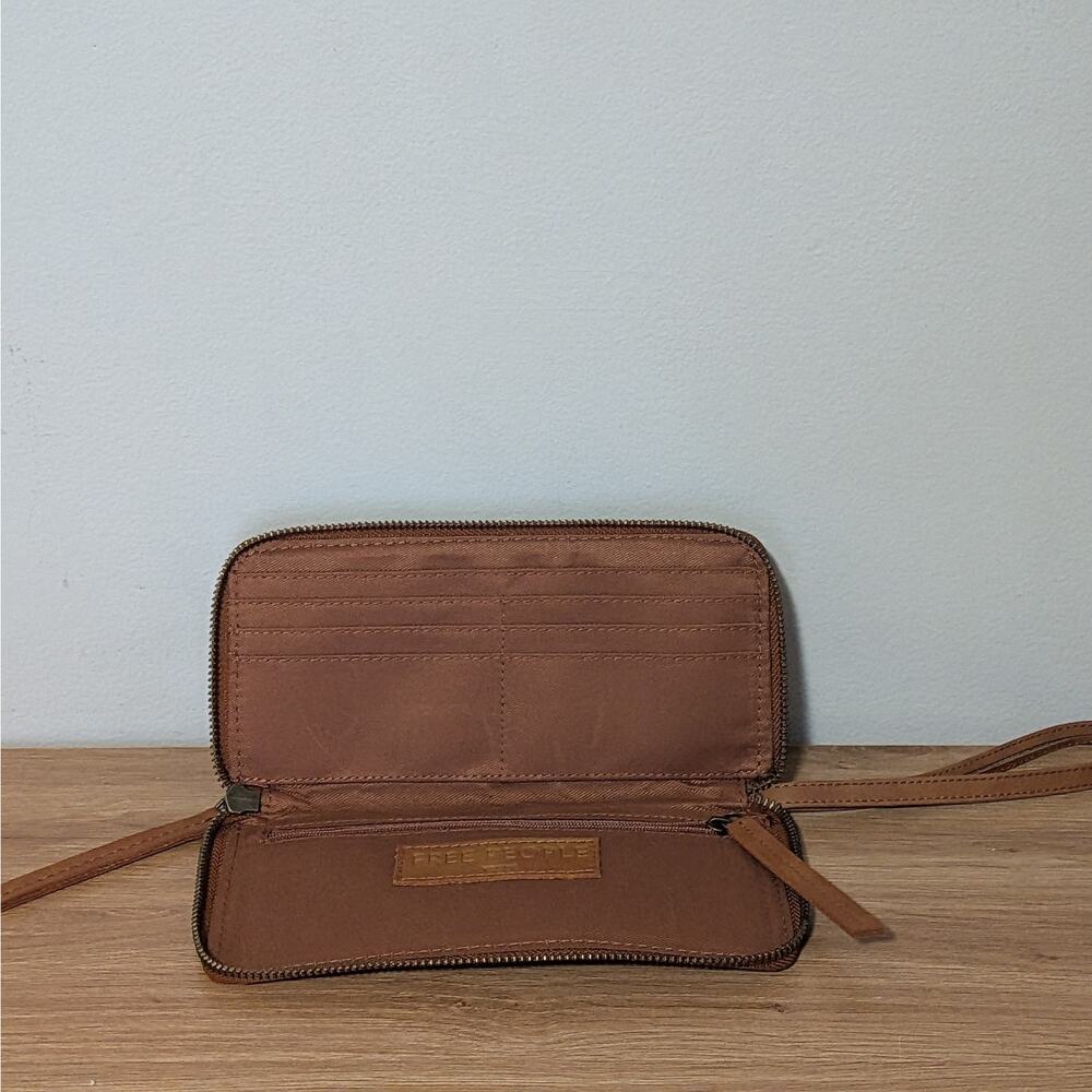 NWT Free People Distressed Vegan Leather Wallet Wristlet Clutch Brown - Picture 3 of 4